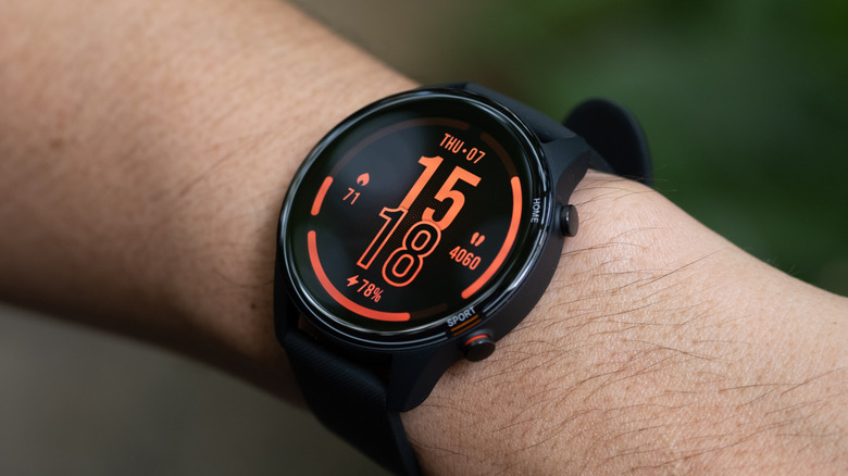 Gorilla Glass 莫氏硬度 6-7、抗摔,常见于健身/跑步手表